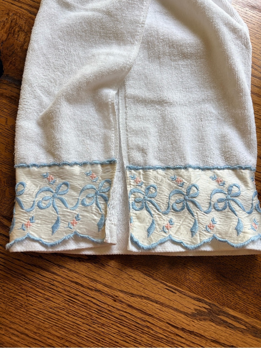Vintage White with blue and pink Bow trim Bedding Towel Set of 2- Made in USA - Picture 7 of 14